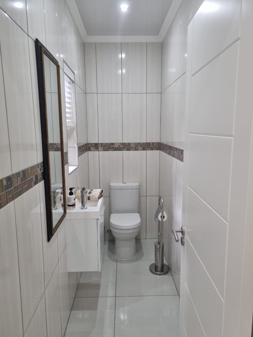 5 Bedroom Property for Sale in Meerhof North West